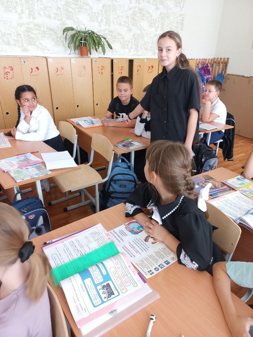 РАЗДАЧА ЛИСТОВОК О ПДД.