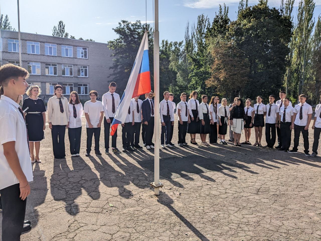 Поднятие флага РФ.